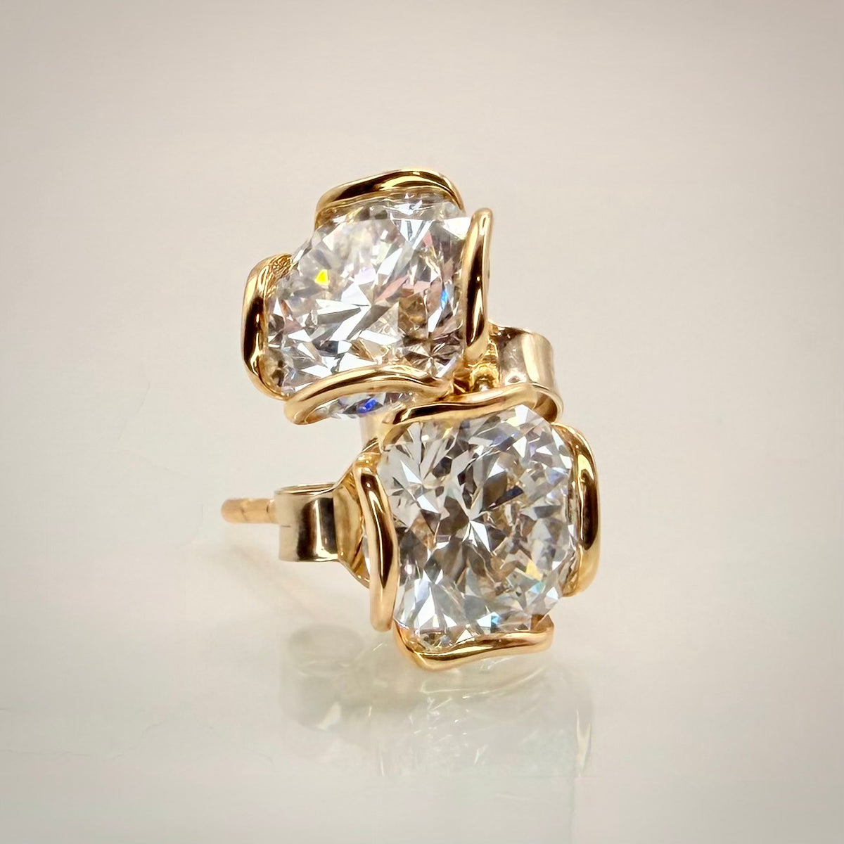 3,06 ct timanttikorvakorut viistosti päällekkäin