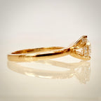 VK Signature Hidden Halo – timanttisormus 1,03 ct, 14K keltakulta sivulta