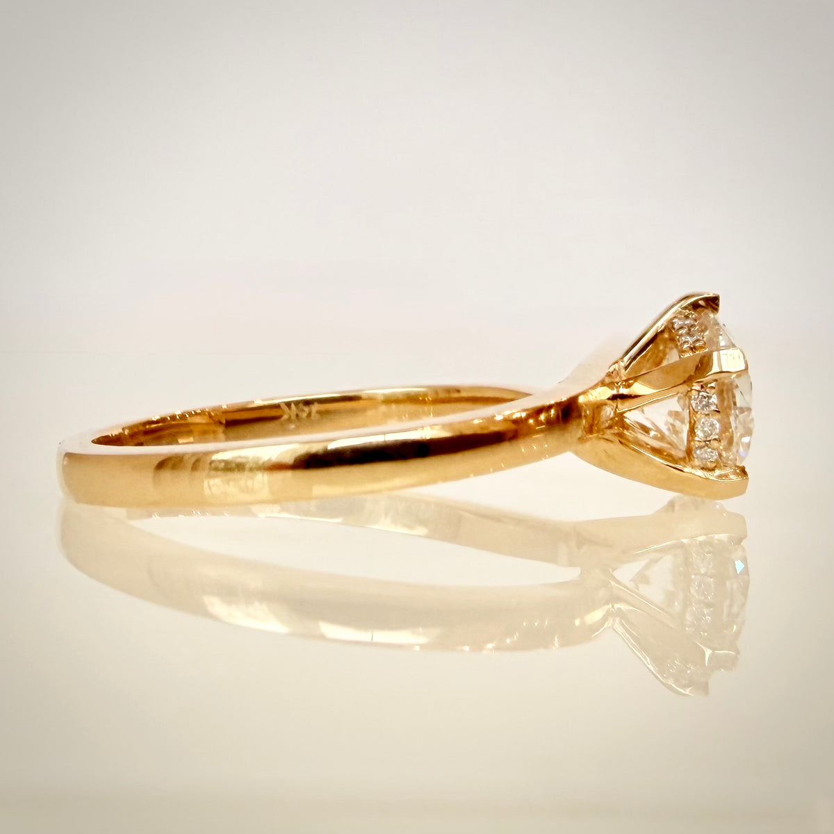 VK Signature Hidden Halo – timanttisormus 1,03 ct, 14K keltakulta sivulta