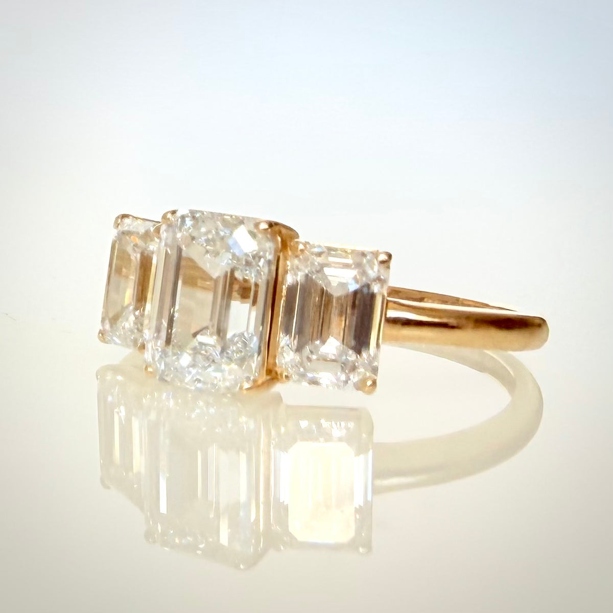 2,36 ct Emerald Cut trilogy-timanttisormus 14K | HRD kuva sormuksesta etuviistosta