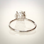 4,01 ct solitaire-timanttisormus takaa