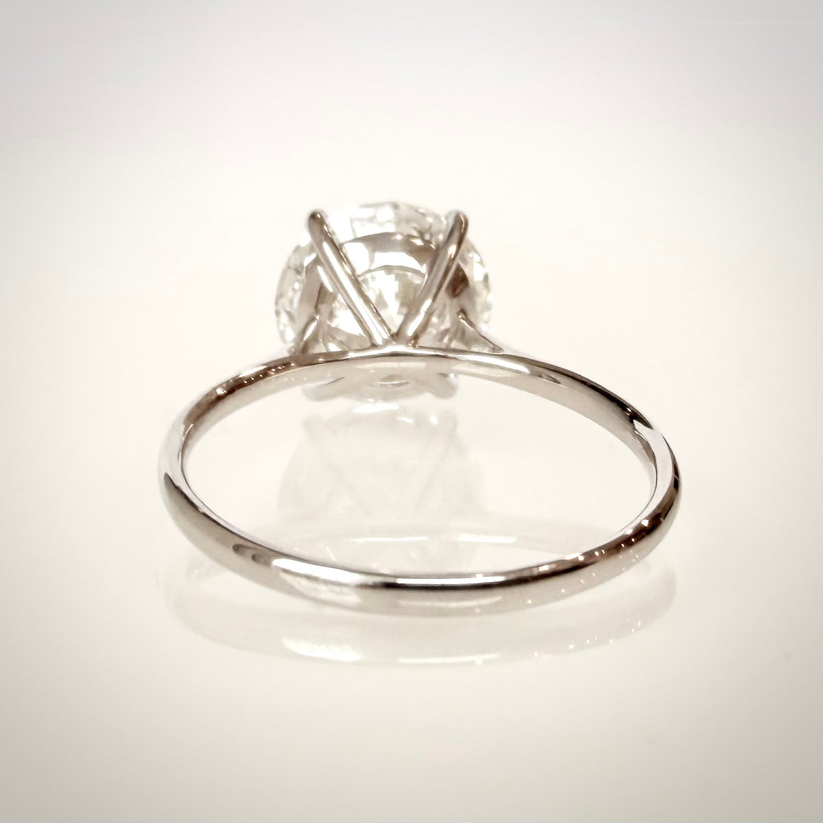 4,01 ct solitaire-timanttisormus takaa