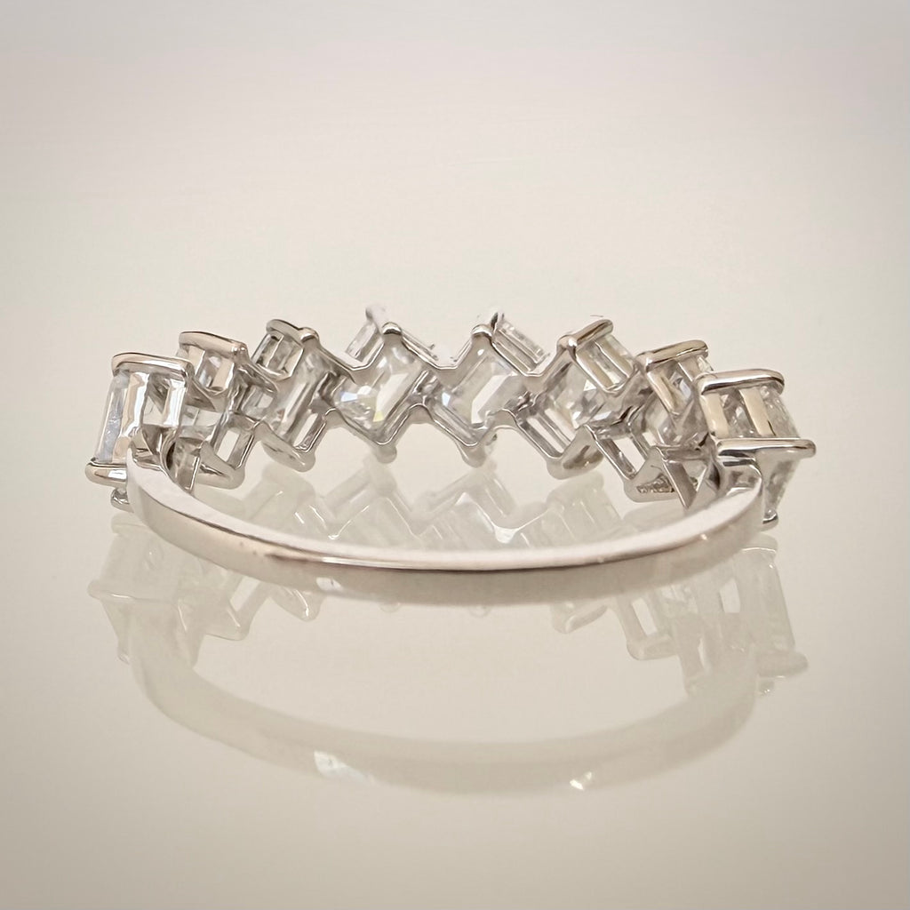 14K valkokultainen timanttisormus 2,01 ct – Emerald Cut – E–F/VVS – HRD takaa