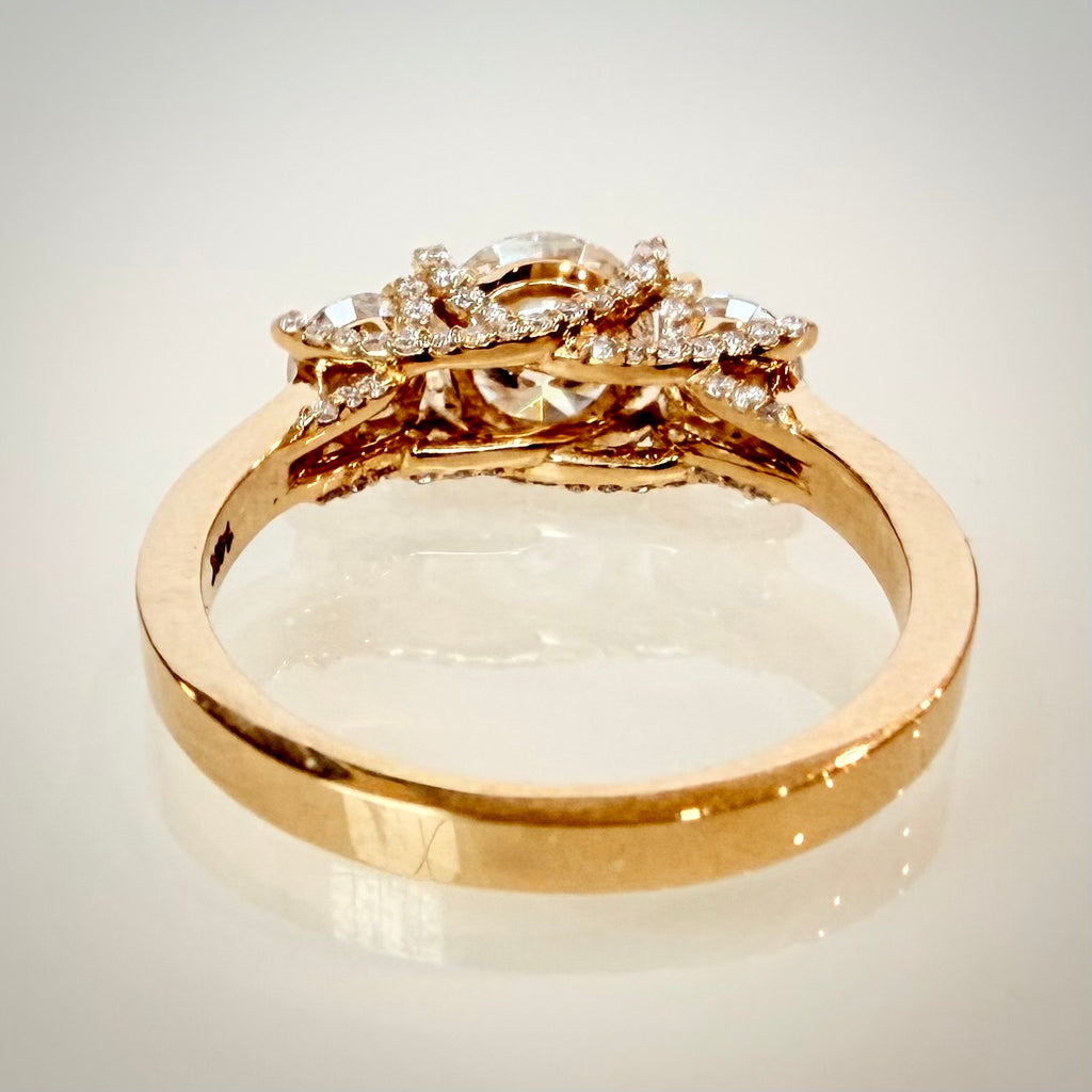 VK Signature Collection – Trilogy-timanttisormus 1,77 ct – 14K keltakulta takaa