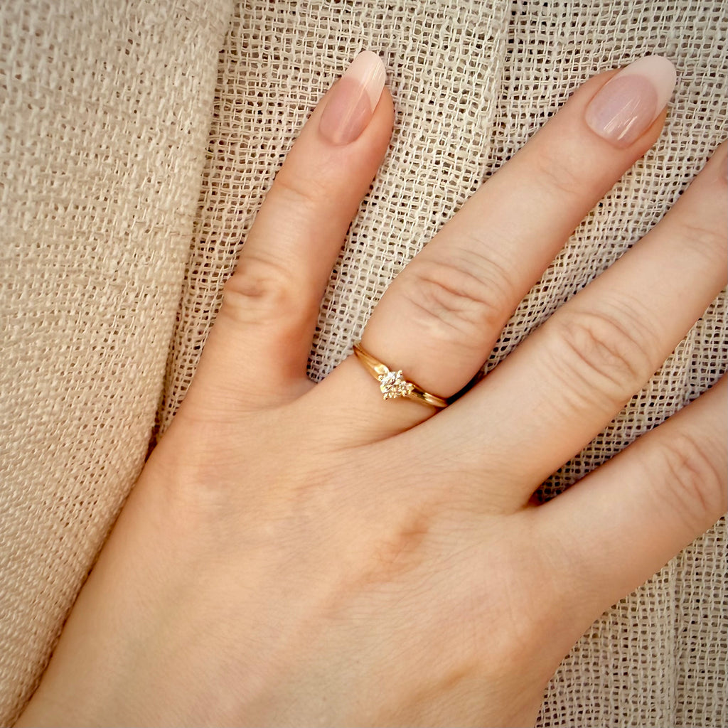 0,30 ct luonnollinen shampanjatimanttisormus – 14K keltakulta – HRD Antwerp sormessa pellavataustalla