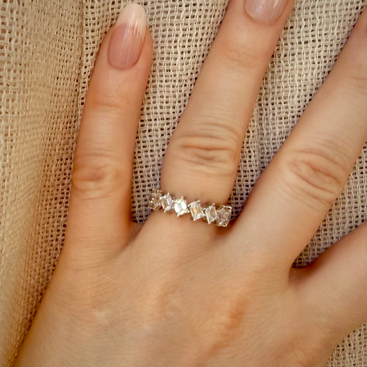 14K valkokultainen timanttisormus 2,01 ct – Emerald Cut – E–F/VVS – HRD sormessa pellavataustalla