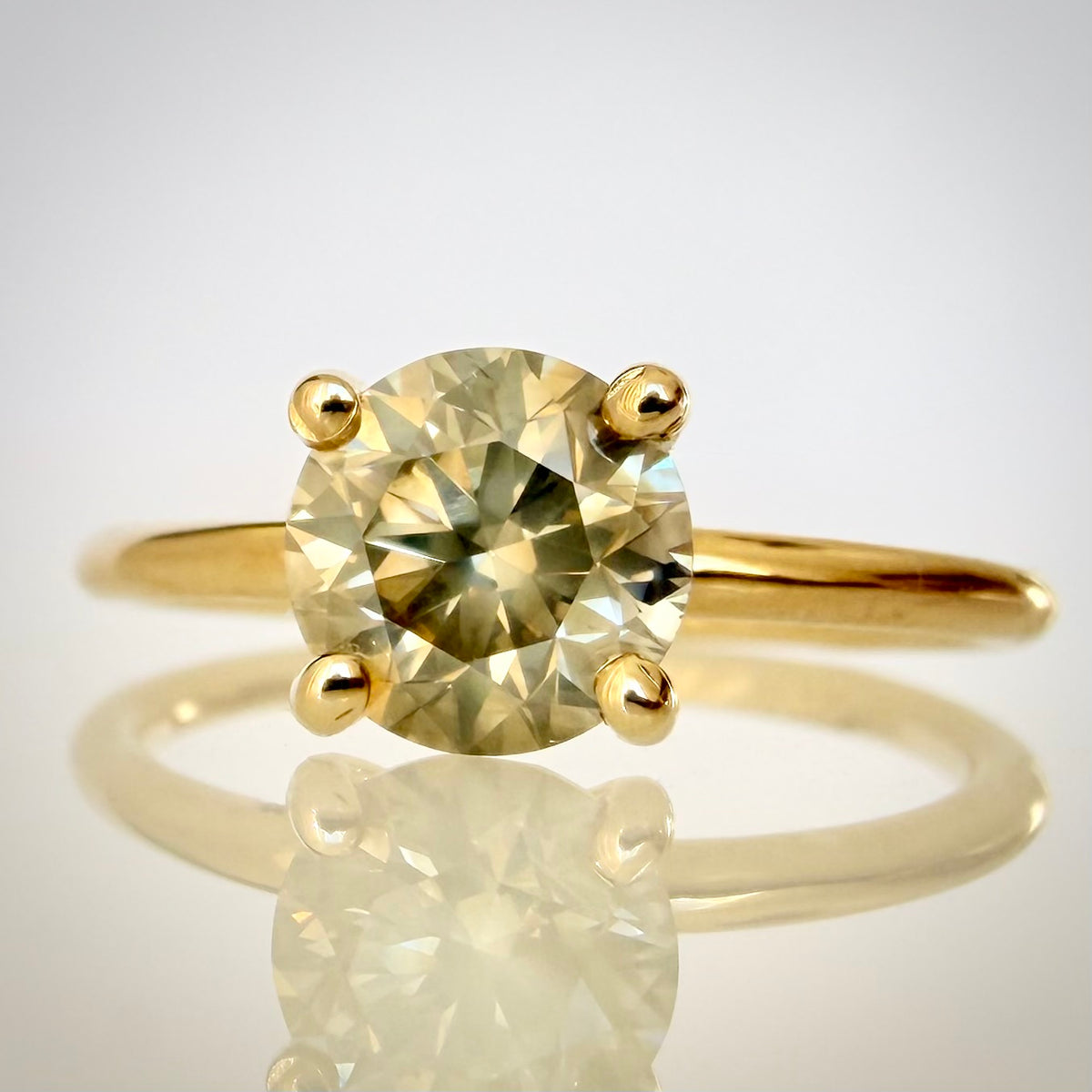 1,23 ct samppanjansävyinen luonnontimanttisormus – 14K keltakulta – IGI edestä
