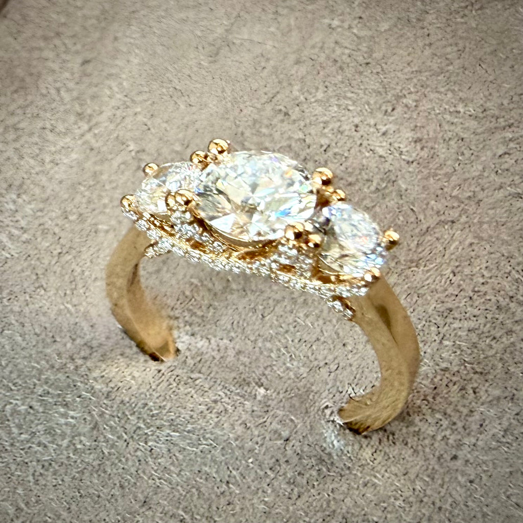 VK Signature Collection – Trilogy-timanttisormus 1,77 ct – 14K keltakulta yläviistosta