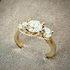 VK Signature Collection – Trilogy-timanttisormus 1,77 ct – 14K keltakulta yläviistosta