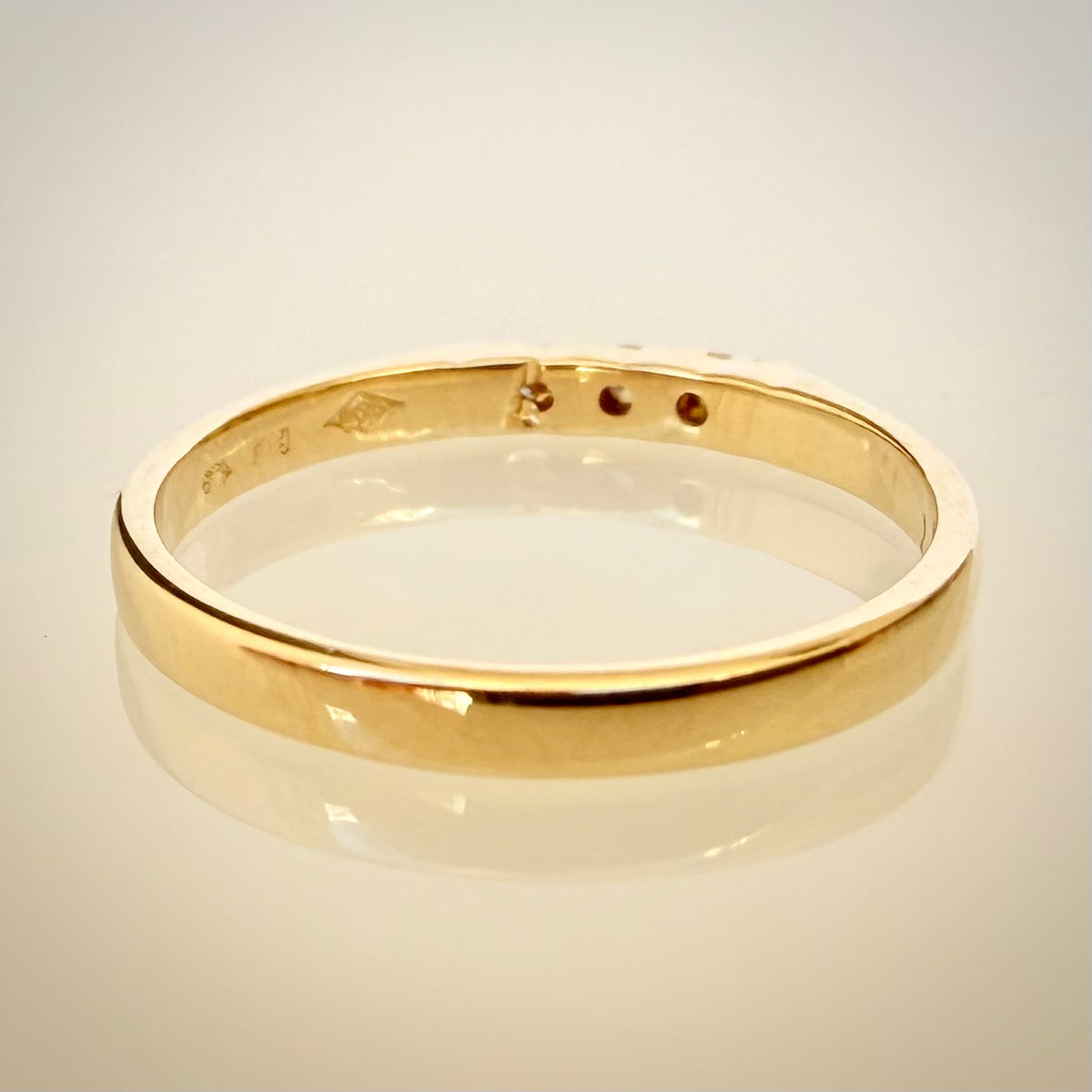 Vintage-timanttisormus kolmella timantilla – 14K keltakulta takaa
