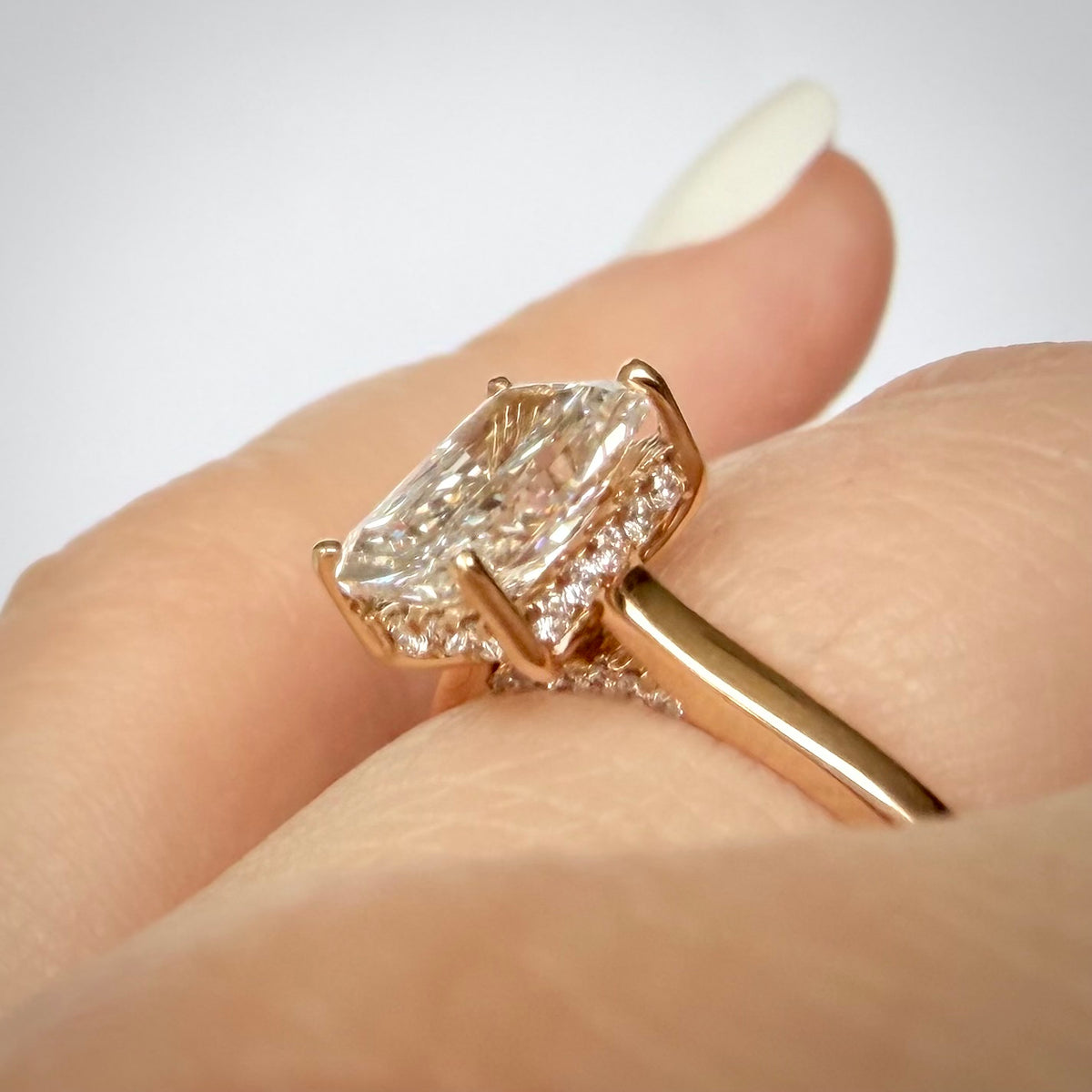 1,99 ct Radiant Cut Hidden Halo -timanttisormus sormessa, viisto kuvakulma