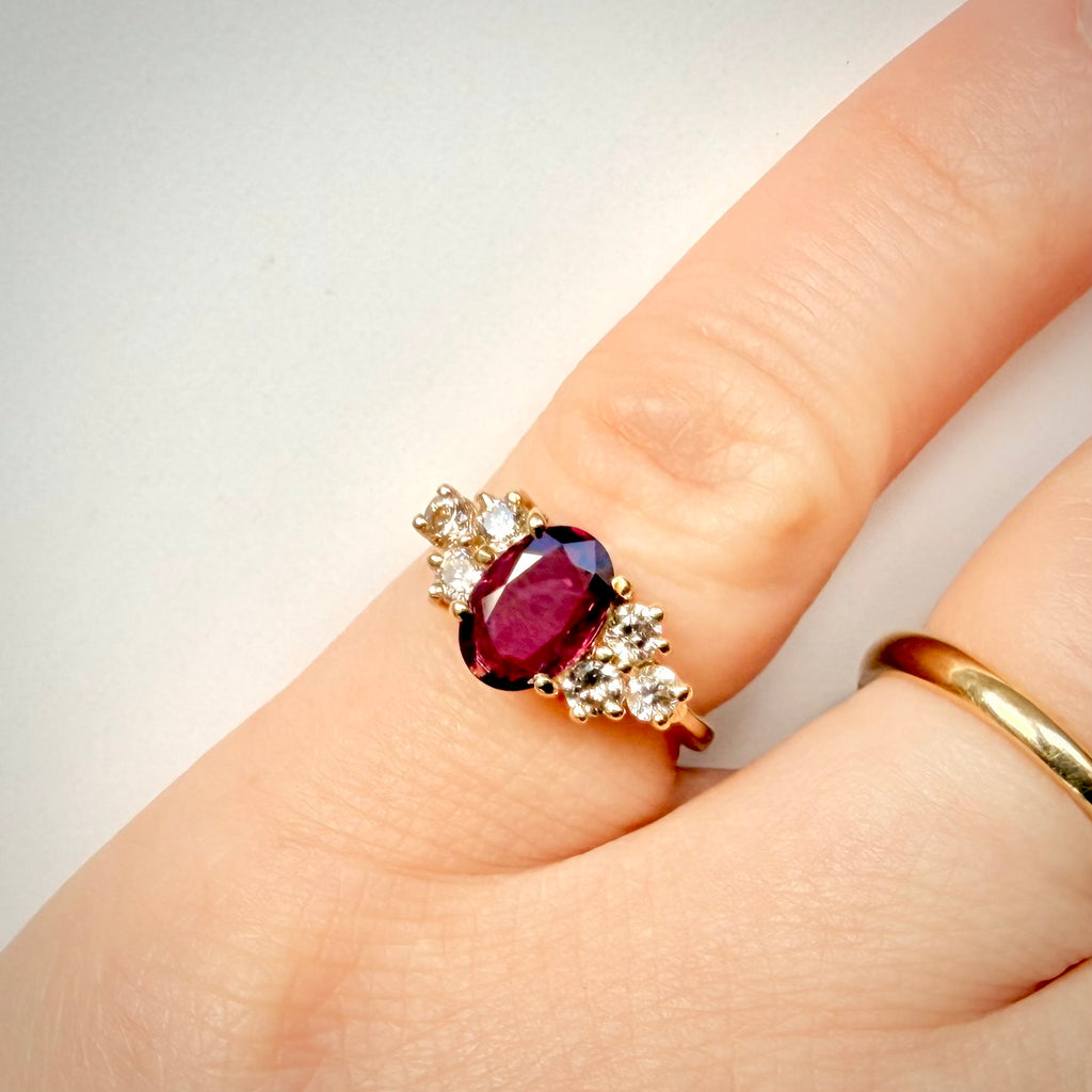 Luonnonrubiini- ja timanttisormus 1,15 ct – 14K keltakulta, HRD sormessa valkoisella taustalla