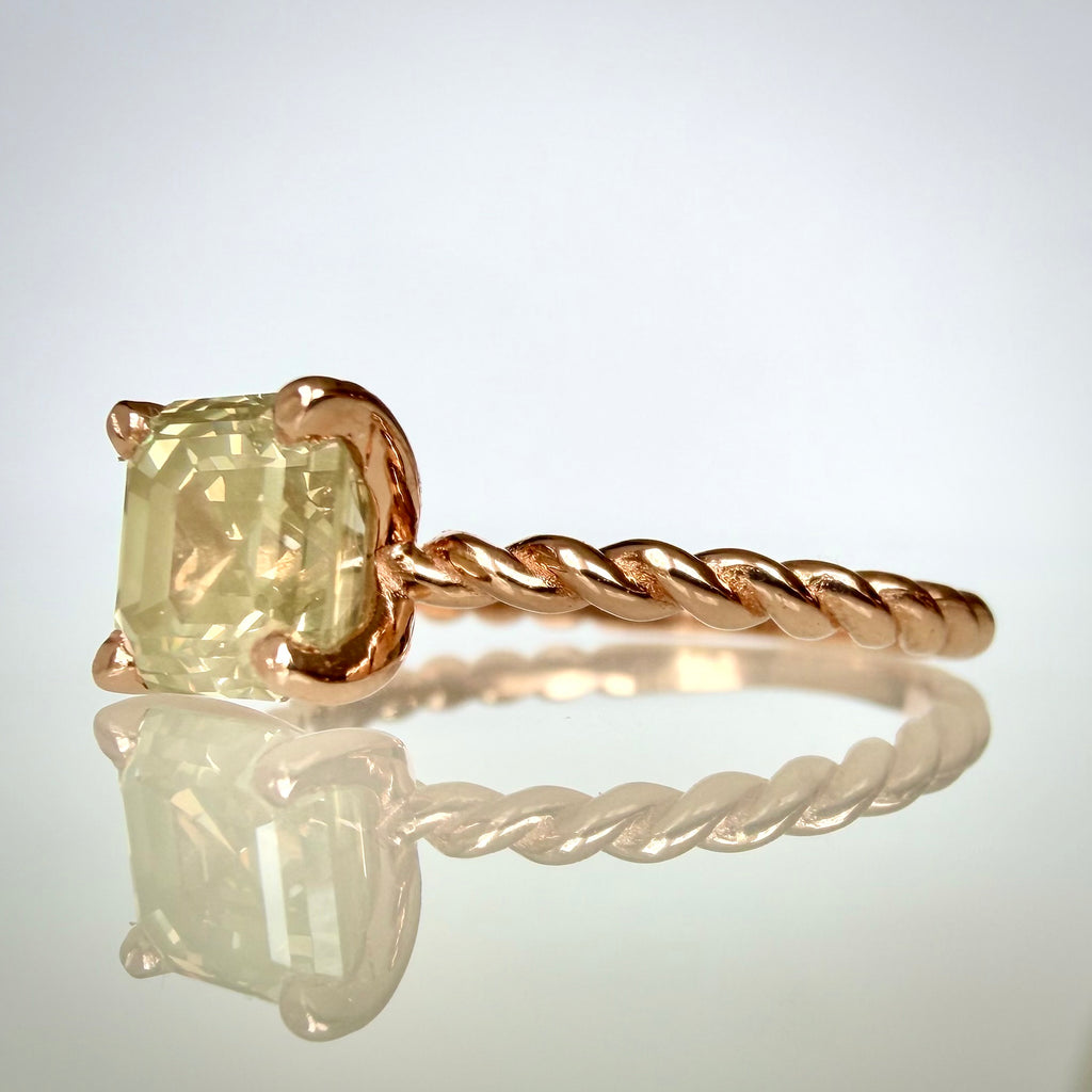 1,56 ct Asscher-luonnontimanttisormus – Fancy Green Yellow – 14K ruusukulta sivuviistosta