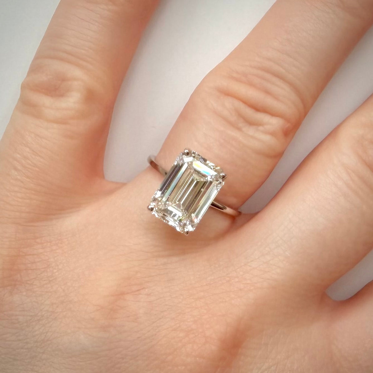 6,01 ct Emerald Cut solitaire-timanttisormus – F/VS1 – 14K valkokulta – IGI sormessa valkoisella taustalla