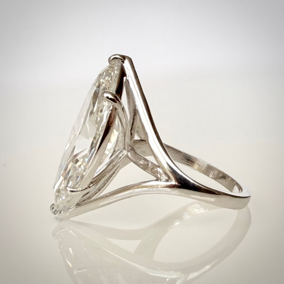 8,19 ct Marquise Cut -timanttisormus sivulta