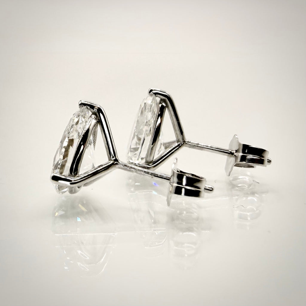 3,00 ct Pear Cut -timanttikorvakorut sivulta