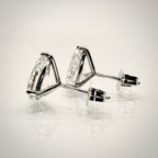 3,00 ct Pear Cut -timanttikorvakorut sivulta