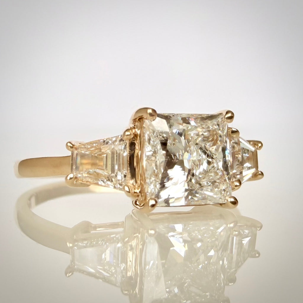 1,69 ct Princess Cut trilogy-timanttisormus etu viistosta