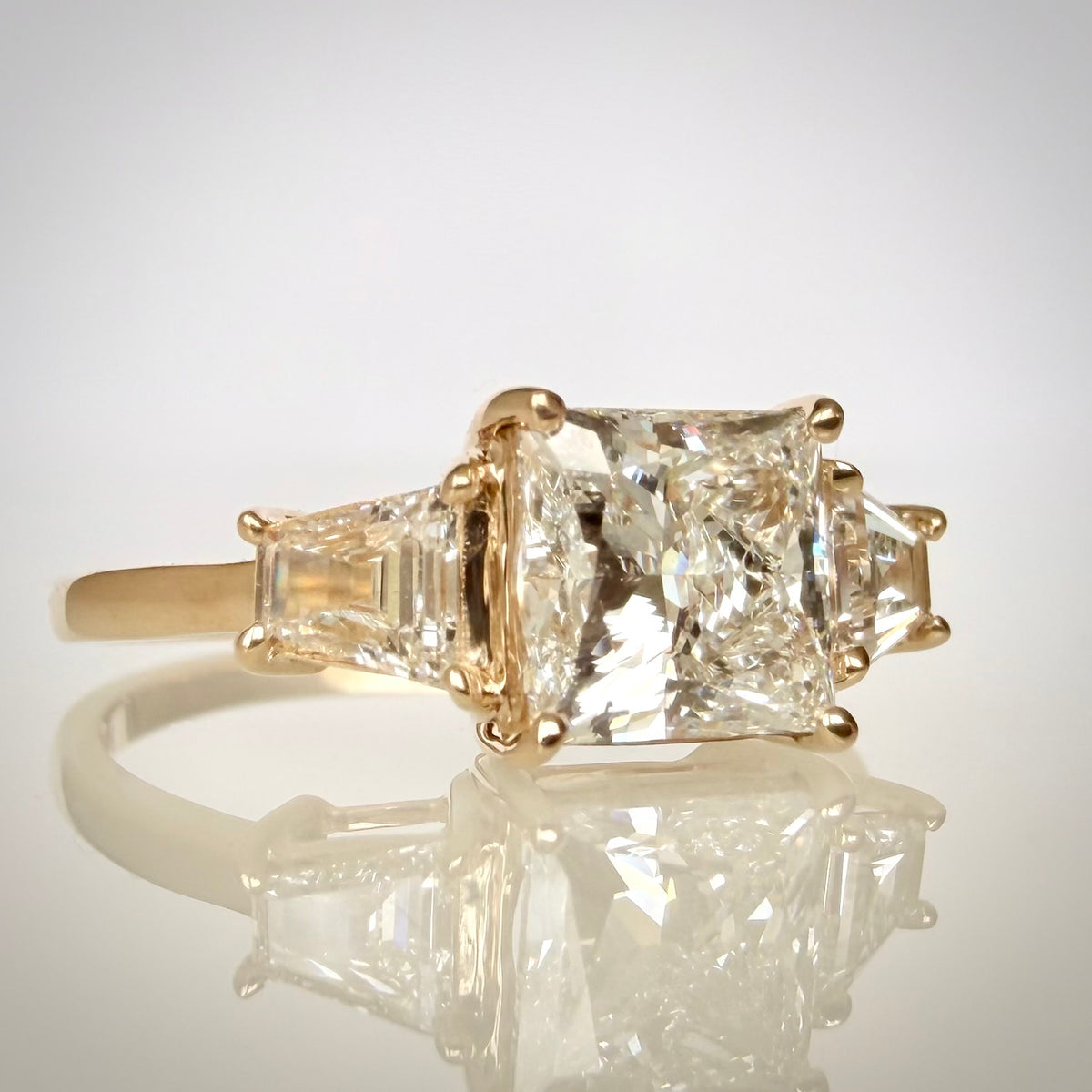 1,69 ct Princess Cut trilogy-timanttisormus etu viistosta