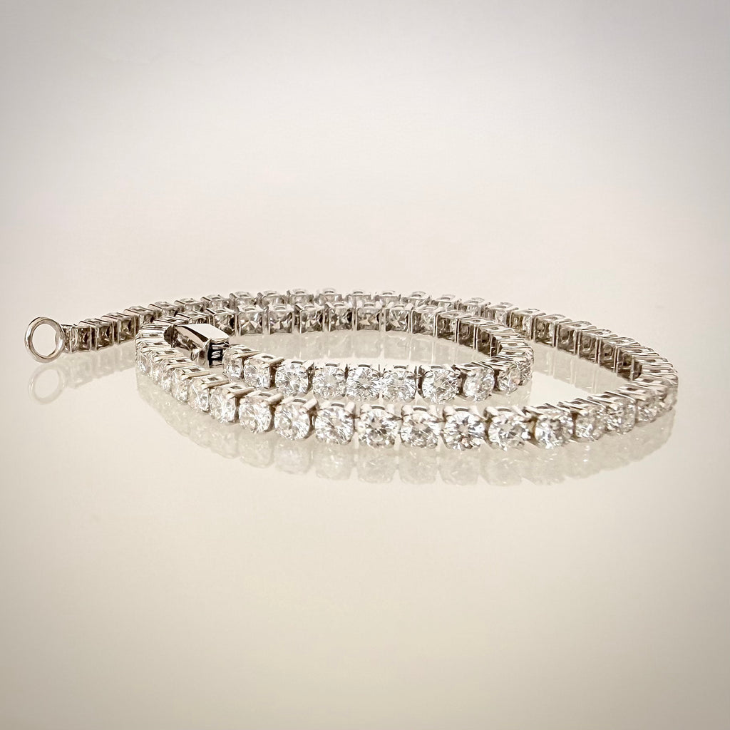 14K valkokultainen tennisrannekoru 3,27 ct kerällä kauempaa kuvattuna
