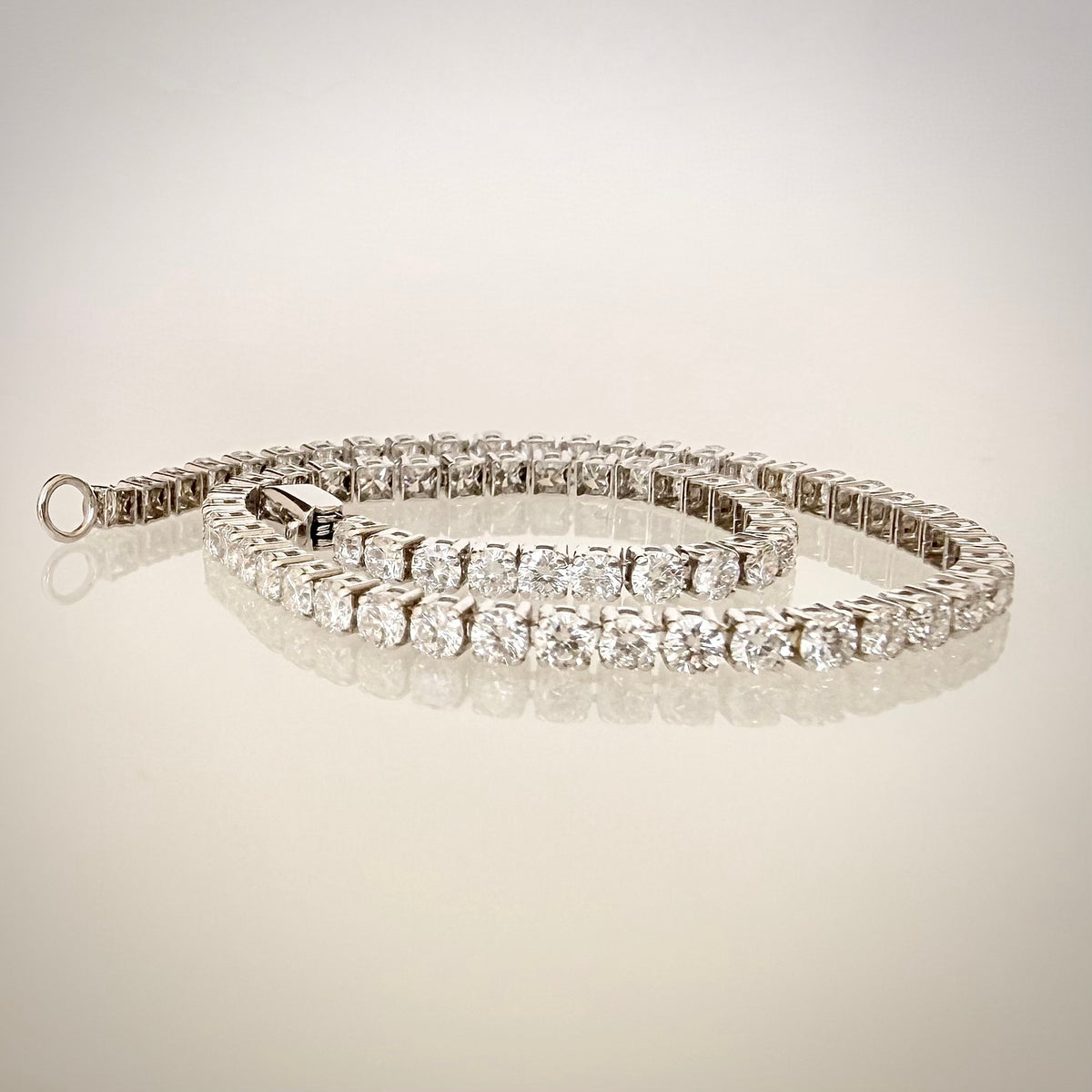 14K valkokultainen tennisrannekoru 3,27 ct kerällä kauempaa kuvattuna
