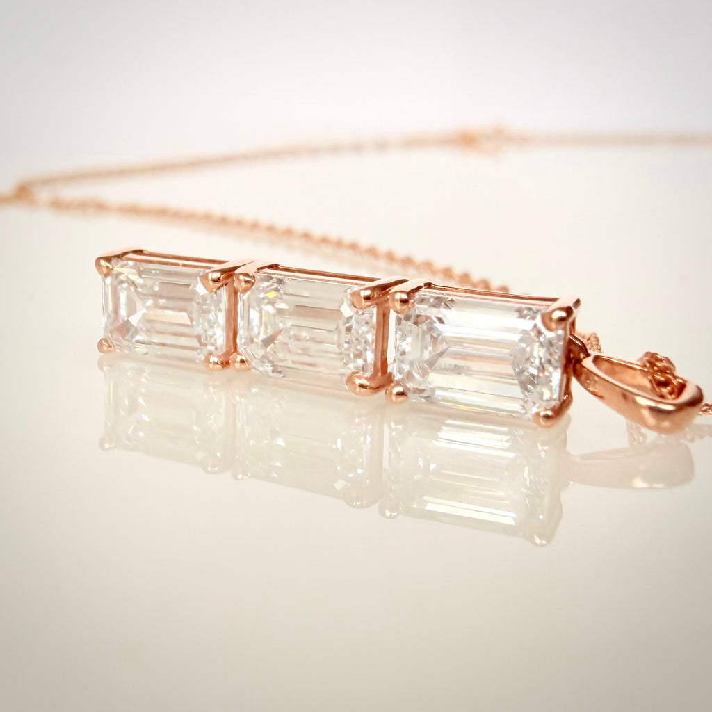 2,00 ct Emerald Cut -timanttikaulakoru vaakatasossa pöydällä
