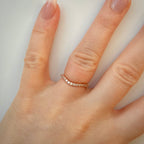 Kaartuva timanttisormus 0,08 ct – 14K ruusukulta | HRD sormessa valkoisella taustalla