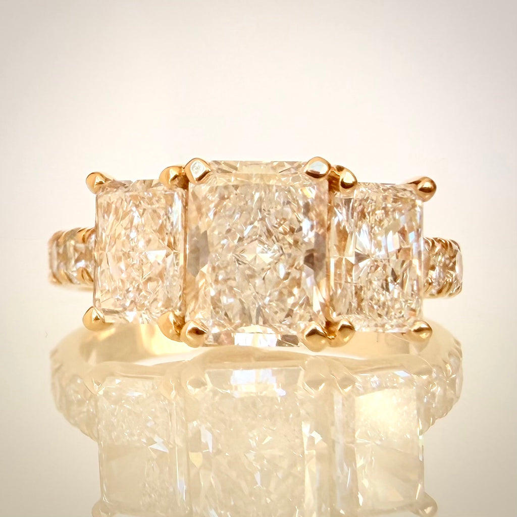 3,01 ct Radiant Trilogy -timanttisormus – 14K keltakulta – IGI edestä
