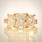 3,01 ct Radiant Trilogy -timanttisormus – 14K keltakulta – IGI edestä