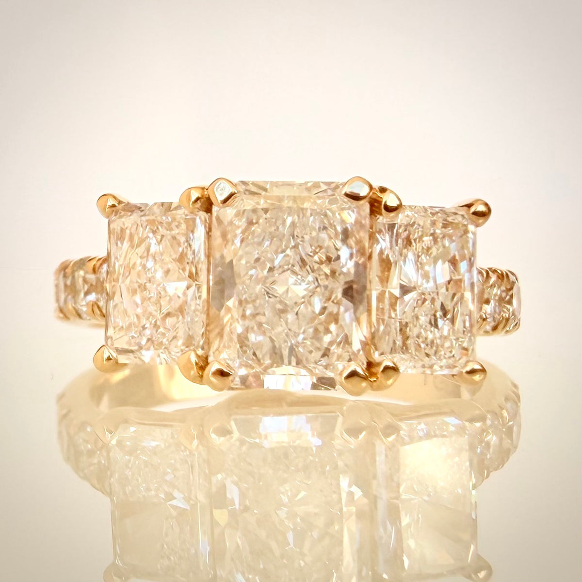 3,01 ct Radiant Trilogy -timanttisormus – 14K keltakulta – IGI edestä