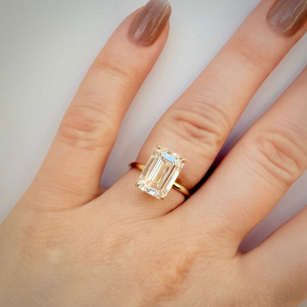 6,04 ct Emerald Cut solitaire-timanttisormus – F/VS1 – 14K keltakulta – IGI sormessa valkoisella taustalla
