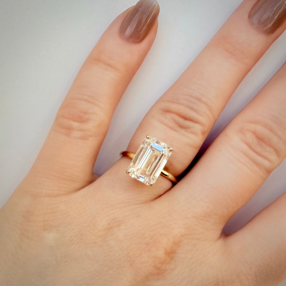 6,04 ct Emerald Cut solitaire-timanttisormus – F/VS1 – 14K keltakulta – IGI sormessa valkoisella taustalla