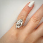 8,19 ct Marquise Cut -timanttisormus sormessa valkoisella taustalla