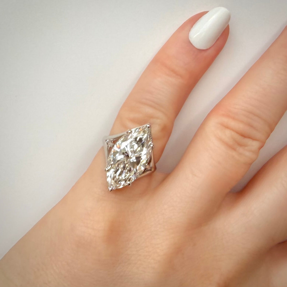 8,19 ct Marquise Cut -timanttisormus sormessa valkoisella taustalla