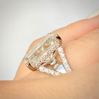 11,02 ct Radiant Cut -timanttisormus – 10,05 ct F/VS1 – 18K valkokulta – IGI