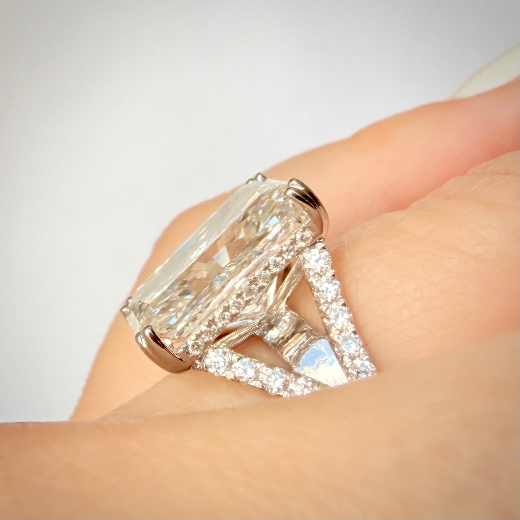 11,02 ct Radiant Cut -timanttisormus – 10,05 ct F/VS1 – 18K valkokulta – IGI