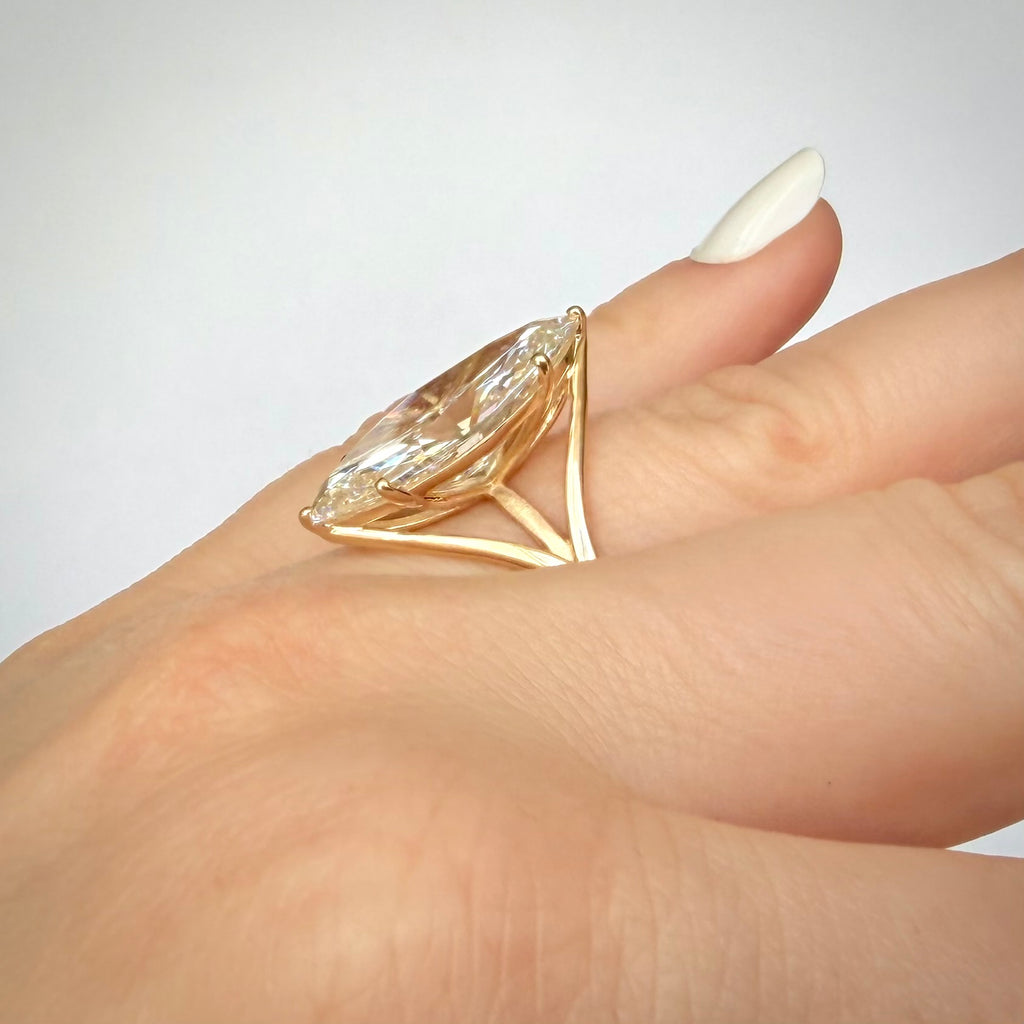 10,09 ct Marquise Cut -timanttisormus sormessa sivuprofiili