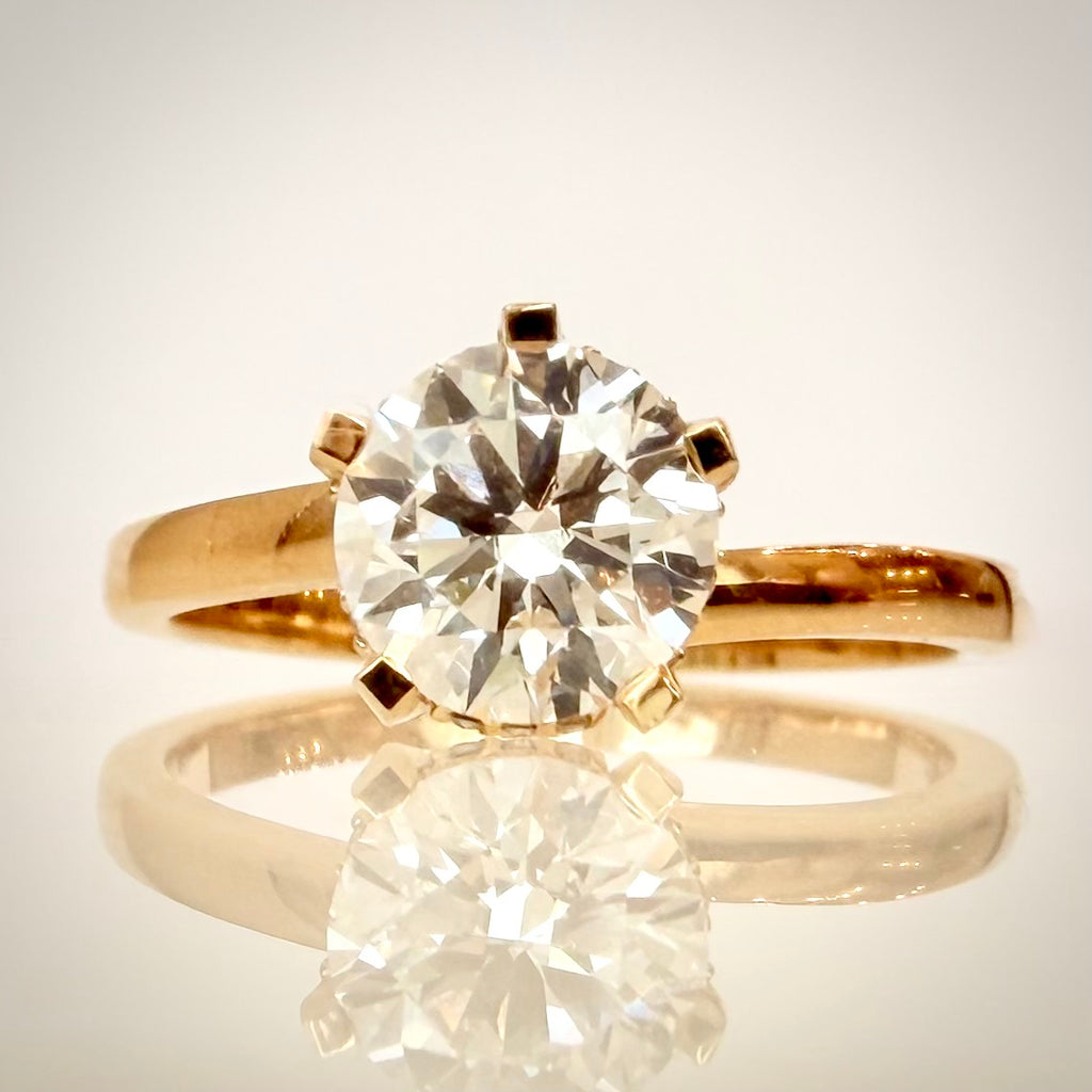 VK Signature Hidden Halo – timanttisormus 1,03 ct, 14K keltakulta edestä