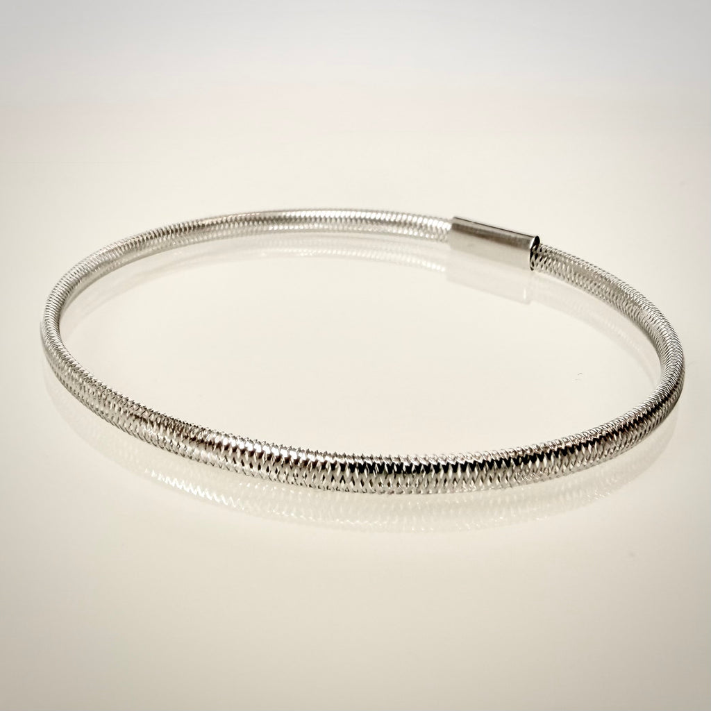 18K valkokultainen joustava mesh-rannekoru – Made in Italy takaa yläviistosta