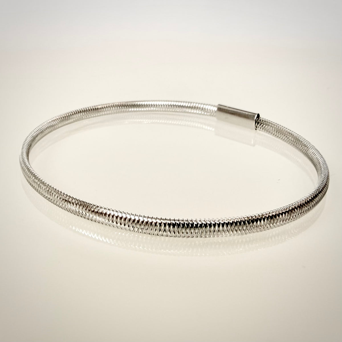 18K valkokultainen joustava mesh-rannekoru – Made in Italy takaa yläviistosta