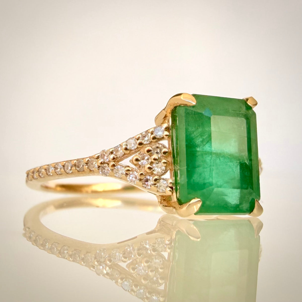 14k luonnonsmaragdisormus 1,61 ct etuviistosta