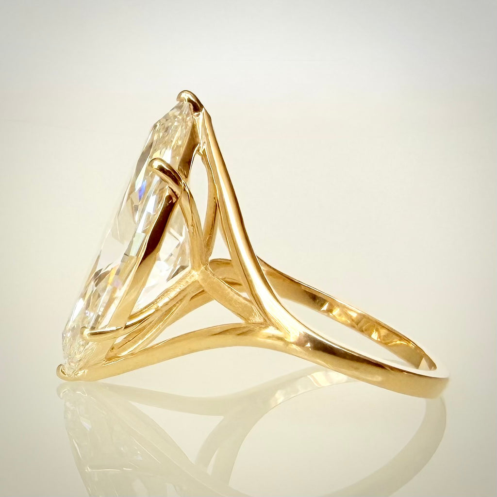10,09 ct Marquise Cut -timanttisormus sivulta
