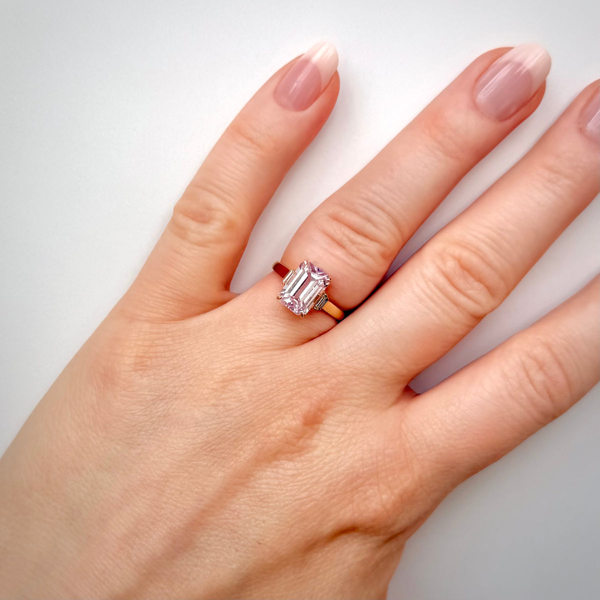 Vaaleanpunainen kuntsiittisormus 4,49 ct – 14k keltakulta ja luonnontimantit sormessa valkoisella taustalla