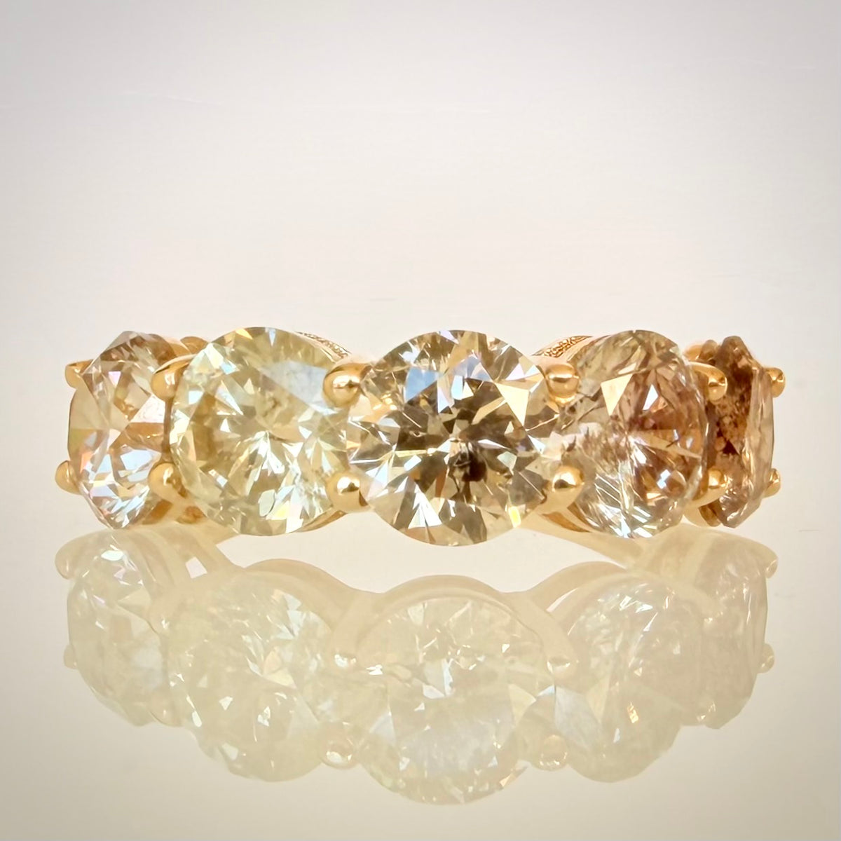 5,29 ct timanttisormus, 5-stone warm Champagne rivimalli etuviistosta