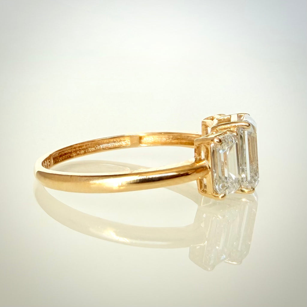 2,36 ct Emerald Cut trilogy-timanttisormus 14K | HRD kuva sormuksesta suoraan sivulta