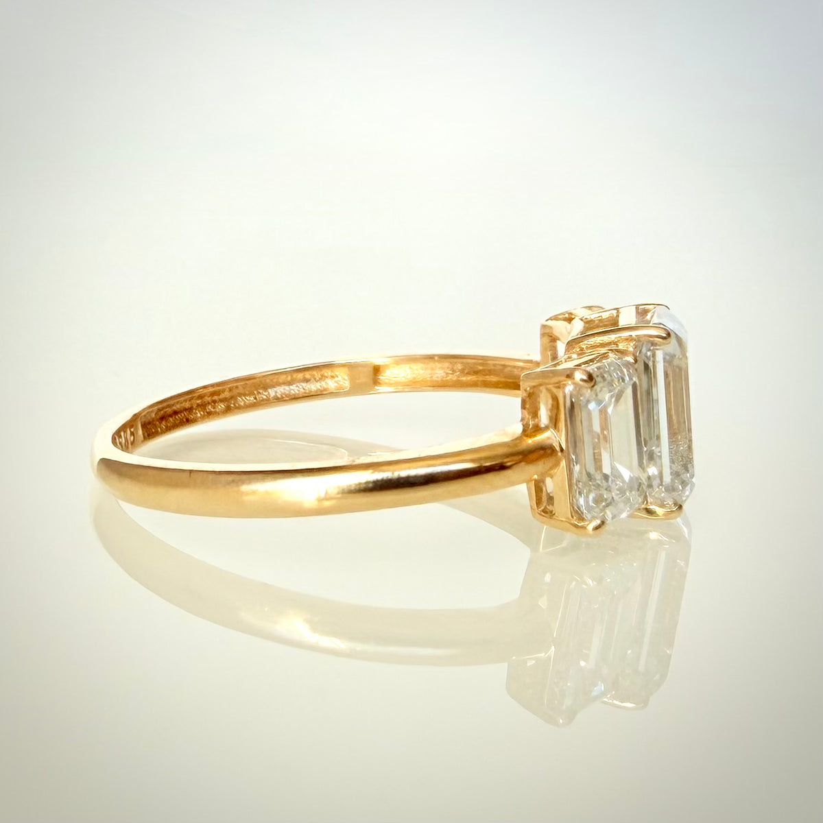 2,36 ct Emerald Cut trilogy-timanttisormus 14K | HRD kuva sormuksesta suoraan sivulta