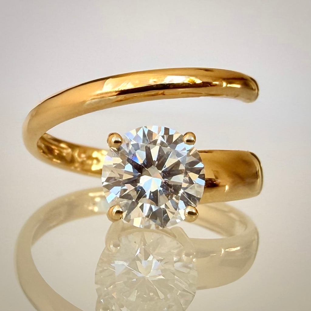 1,00 ct timanttisormus 14K keltakulta D/VVS2 IGI edestä lähikuva