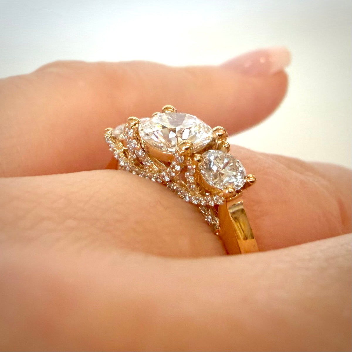 VK Signature Collection – Trilogy-timanttisormus 1,77 ct – 14K keltakulta sormessa, sivuprofiili