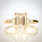 1,20 ct Emerald Cut trilogy-timanttisormus suoraan edestä