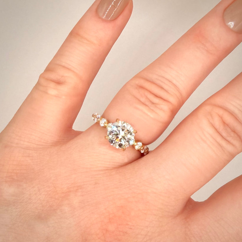 3,00 ct Hidden Halo -timanttisormus – 2,06 ct E/VS1 Triple Excellent – 14K keltakulta – IGI Sormessa valkoisella taustalla 